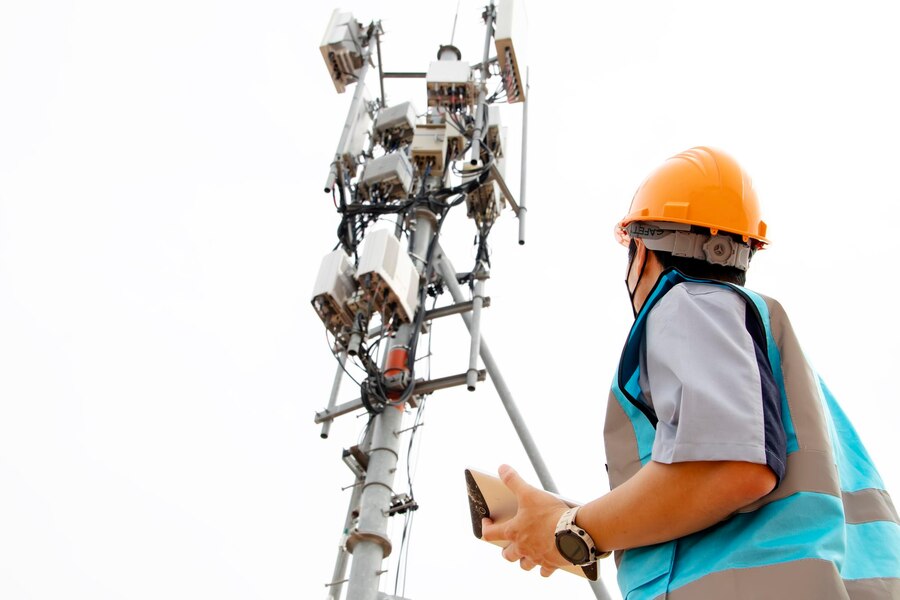 ingeniero-asiatico-casco-inspecciona-estructura-torre-telecomunicaciones-red-electrica_272843-200