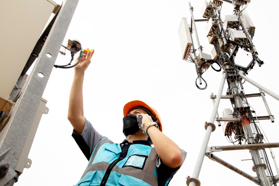 ingeniero-electrico-masculino-inspecciona-conectores-sensor-torre-telecomunicaciones-e-informa-sobre-mantenimiento_272843-198